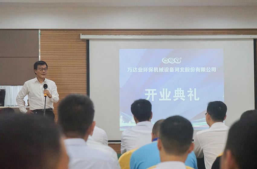 隨后原河南洛陽(yáng)耐火研究院院長(cháng)周寧生致辭。